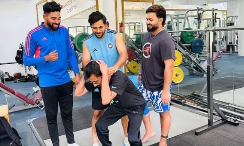 ऋषभ पंत, ने चोटों से उबरते हुए NCA  चिन्नास्वामी स्टेडियम में भारतीय क्रिकेट टीम के साथियों के मुलाकात की मनोहारी तस्वीरें साझा की