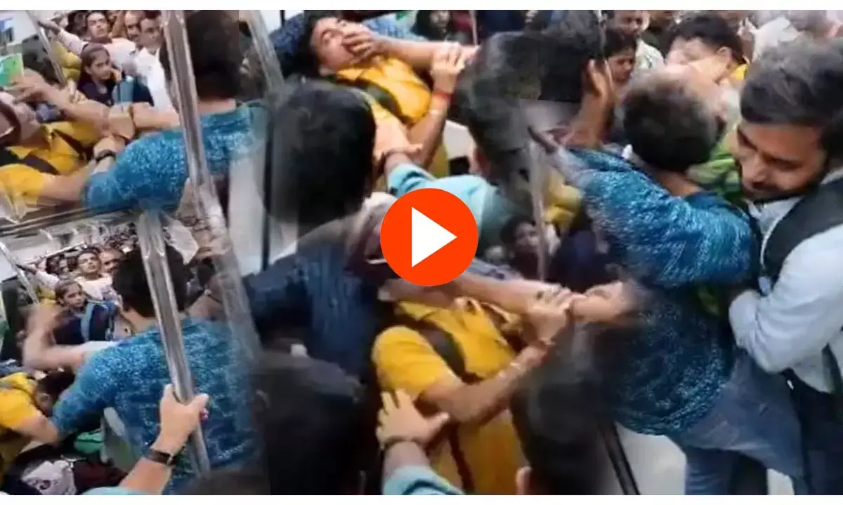 Delhi Metro Fight: दिल्ली के मेट्रो ट्रेन में हुई जमकर लड़ाई, चले लात-घूंसे और पटक-पटक कर पीटा!...देखें वीडियो....