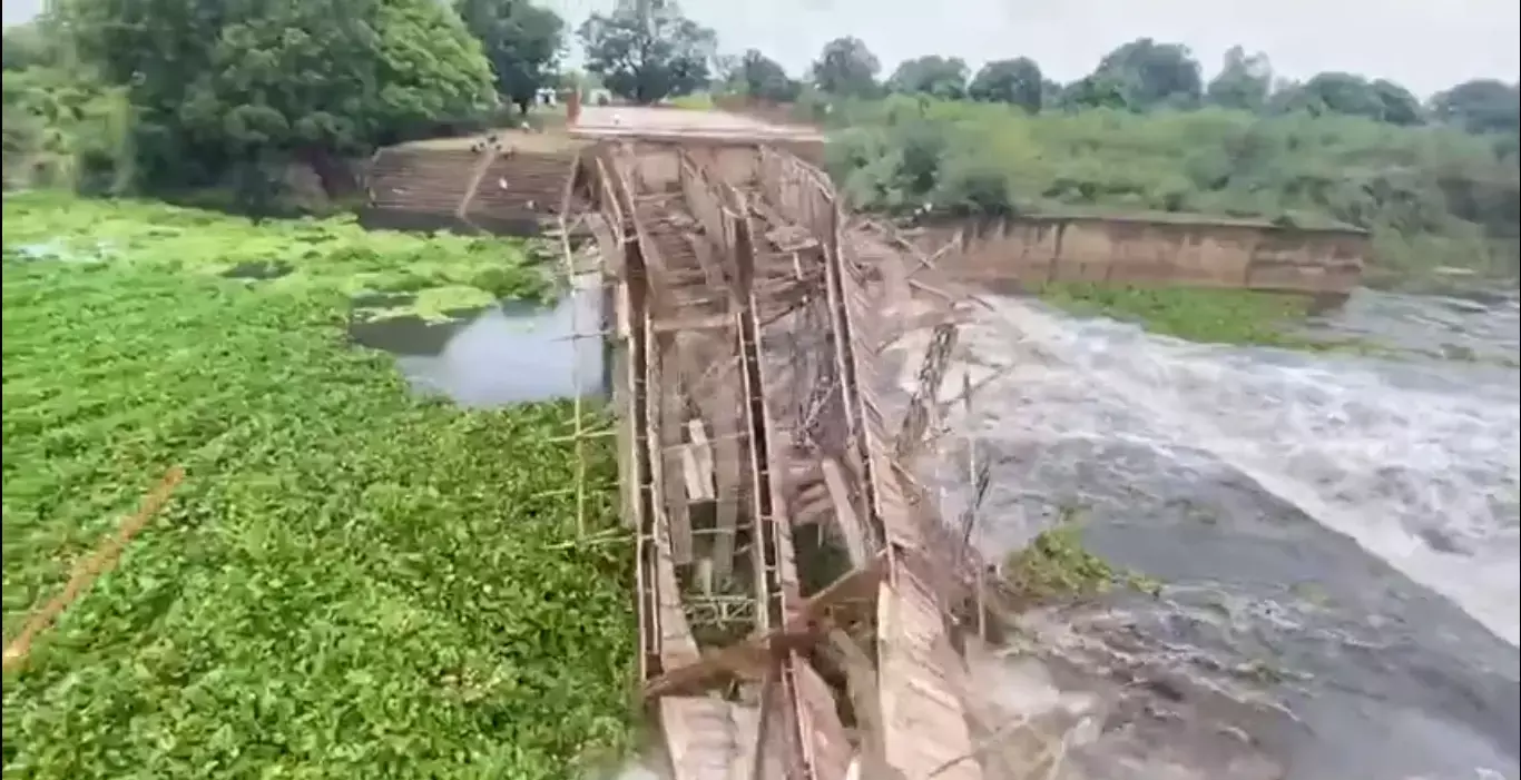 Video: भरभरा कर गिरा निर्माणाधीन पुल, भाजपा बोली- भ्रष्‍टाचार की धार में बह गया पुल, देखें वीडियो...