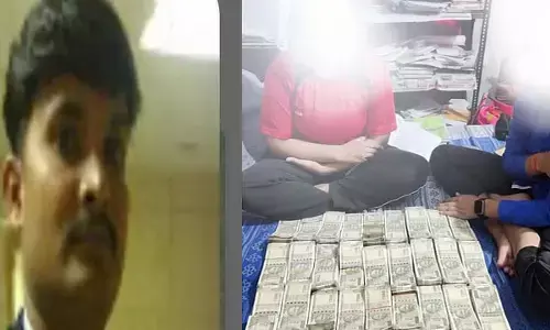 थानेदार के बच्चों ने 500 नोट के 27 गड्डी के साथ ली सैल्फी, एसपी ने हटाया, जांच के आदेश भी