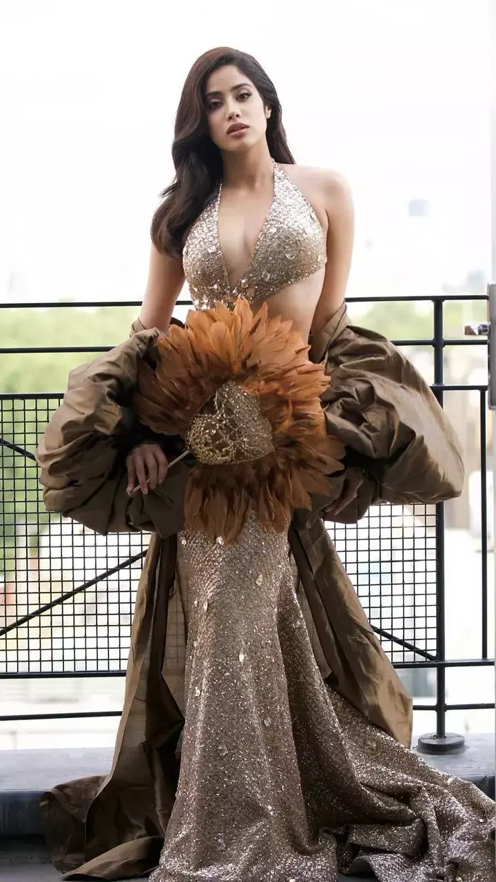 शिमरी ड्रेस में जाह्नवी कपूर ने दिया किलर पोज, पहन ऐसा आउटफिट लंदन में ढाया कहर