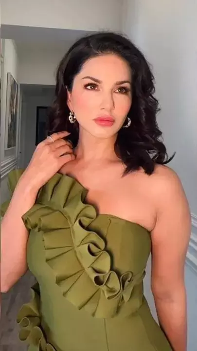 अरे ये क्या, हरी मिर्च बनकर आई सनी लियोनी, फैंस बोले- बिखेरा हुस्न का जादू...