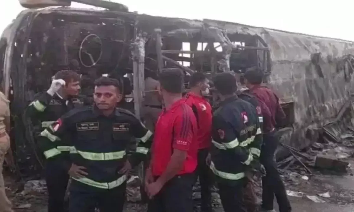 26 यात्री जिंदा जले: खंबे से टकराई बस, अंदर फंसकर जिंदा जले 25 लोग, 7 को बचाया गया...