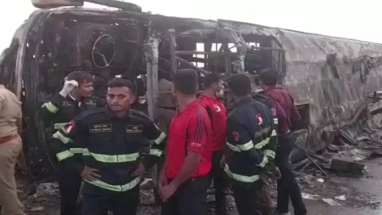 26 यात्री जिंदा जले: खंबे से टकराई बस, अंदर फंसकर जिंदा जले 25 लोग, 7 को बचाया गया...