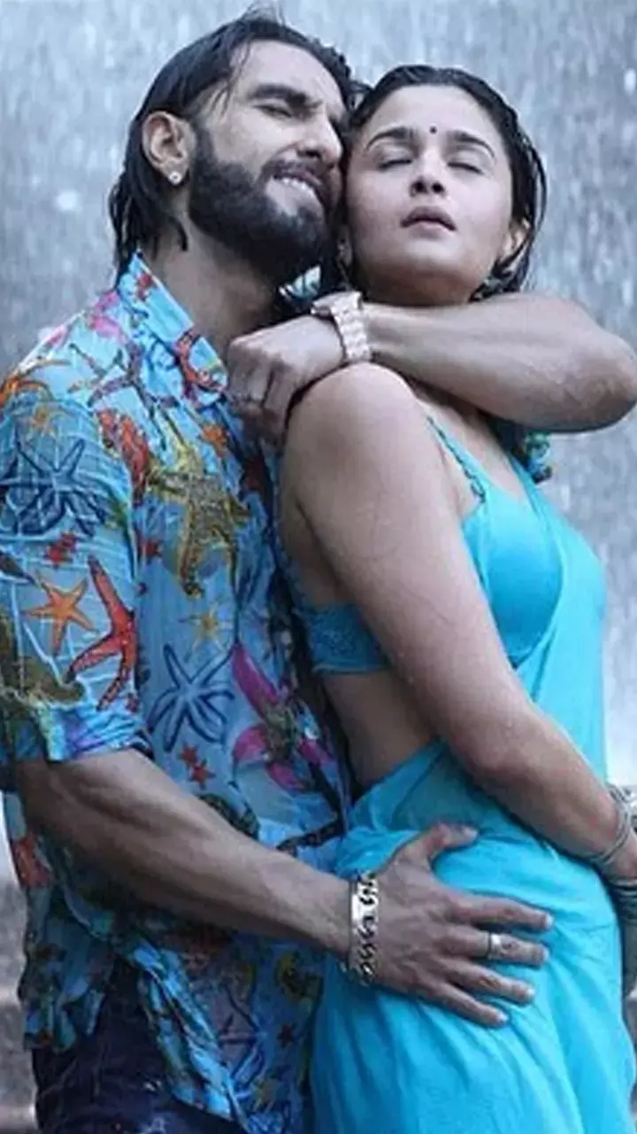 बारिश में रोमांटिक हुए आलिया-रणवीर, रॉकी और रानी का रोमांस ट्रेलर रिलीज