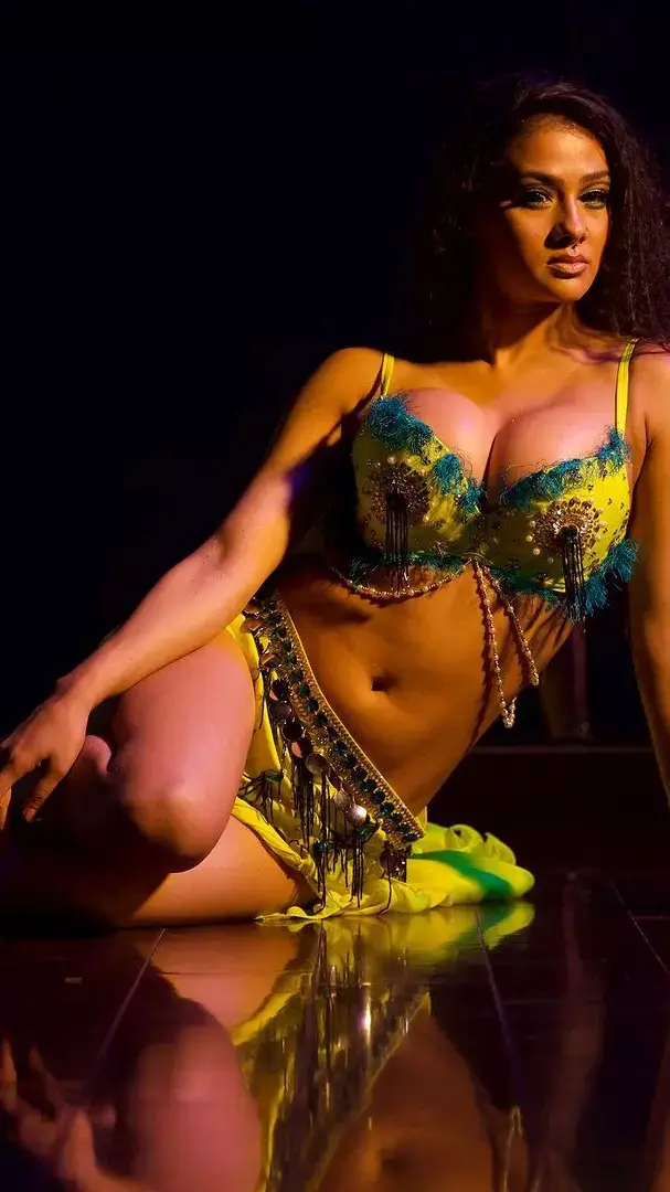 येलो ब्रालेट, स्लिट स्कर्ट में Namrata Malla ने उड़ाई फैंस की नींद, देखें बोल्ड फोटोशूट...