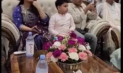 तेजस्‍वी को गाली सुना रही महिलाएं, मुस्‍कुरा रहे लालू और राबड़ी, अब पानी की बोतलों के कारण ट्रोल हो रहा पूरा परिवार, देखें वीडियो