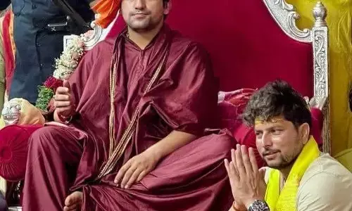 IND Vs WI: क्रिकेटर कुलदीप यादव ने बाबा बागेश्वर से लिया आशीर्वाद