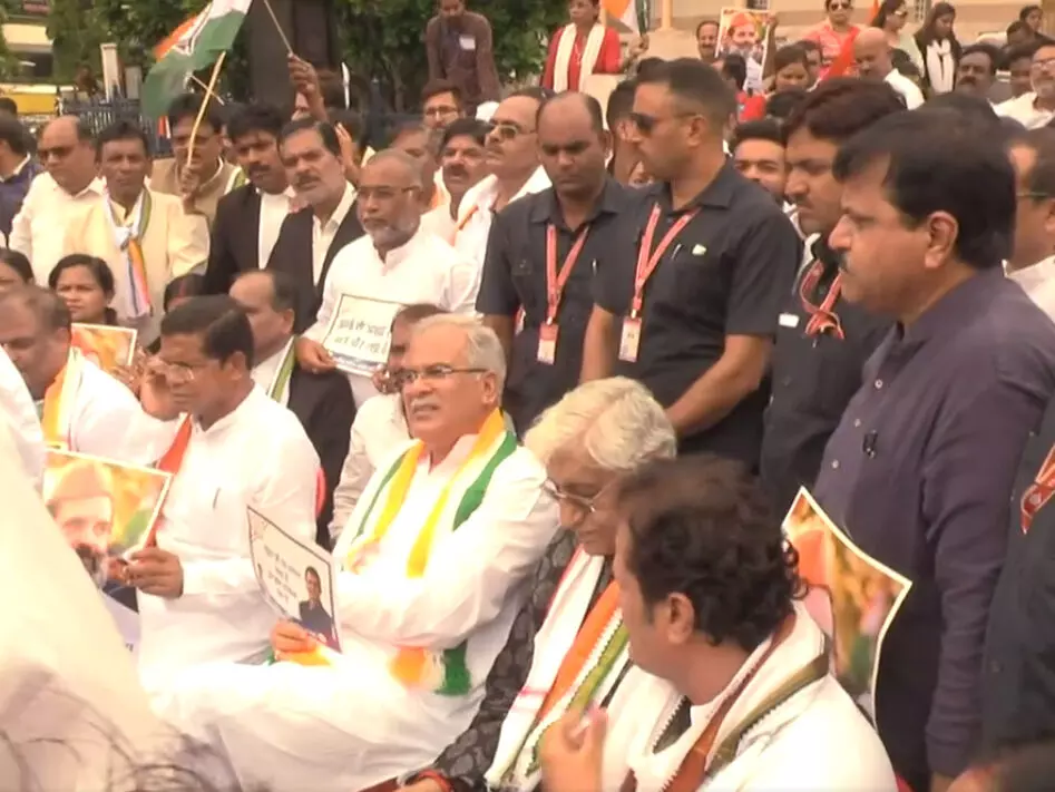 अंबेडकर प्रतिमा के सामने अचानक कांग्रेसियों के साथ धरना पर बैठ गए सीएम भूपेश, पीसीसी ने रद्द किया पूरा कार्यक्रम, जानिए क्‍या है मामला