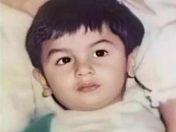 Guess Who: ये प्यारी सी गोलू-मोलू बच्ची है आज बाॅलीवुड की रानी...पहचाने आप?... Guess Who: ये प्यारी सी गोलू-मोलू बच्ची है आज बाॅलीवुड की रानी...पहचाने आप?...