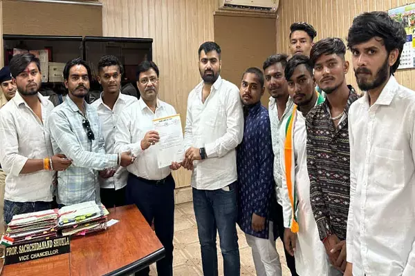पं रविशंकर विवि के परिसर में बीजेपी का झंडा लगाने पर NSUI ने कुलपति के नाम सौंपा ज्ञापन, उचित कार्यवाही की मांग पं रविशंकर विवि के परिसर में बीजेपी का झंडा लगाने पर NSUI ने कुलपति के नाम सौंपा ज्ञापन, उचित कार्यवाही की मांग