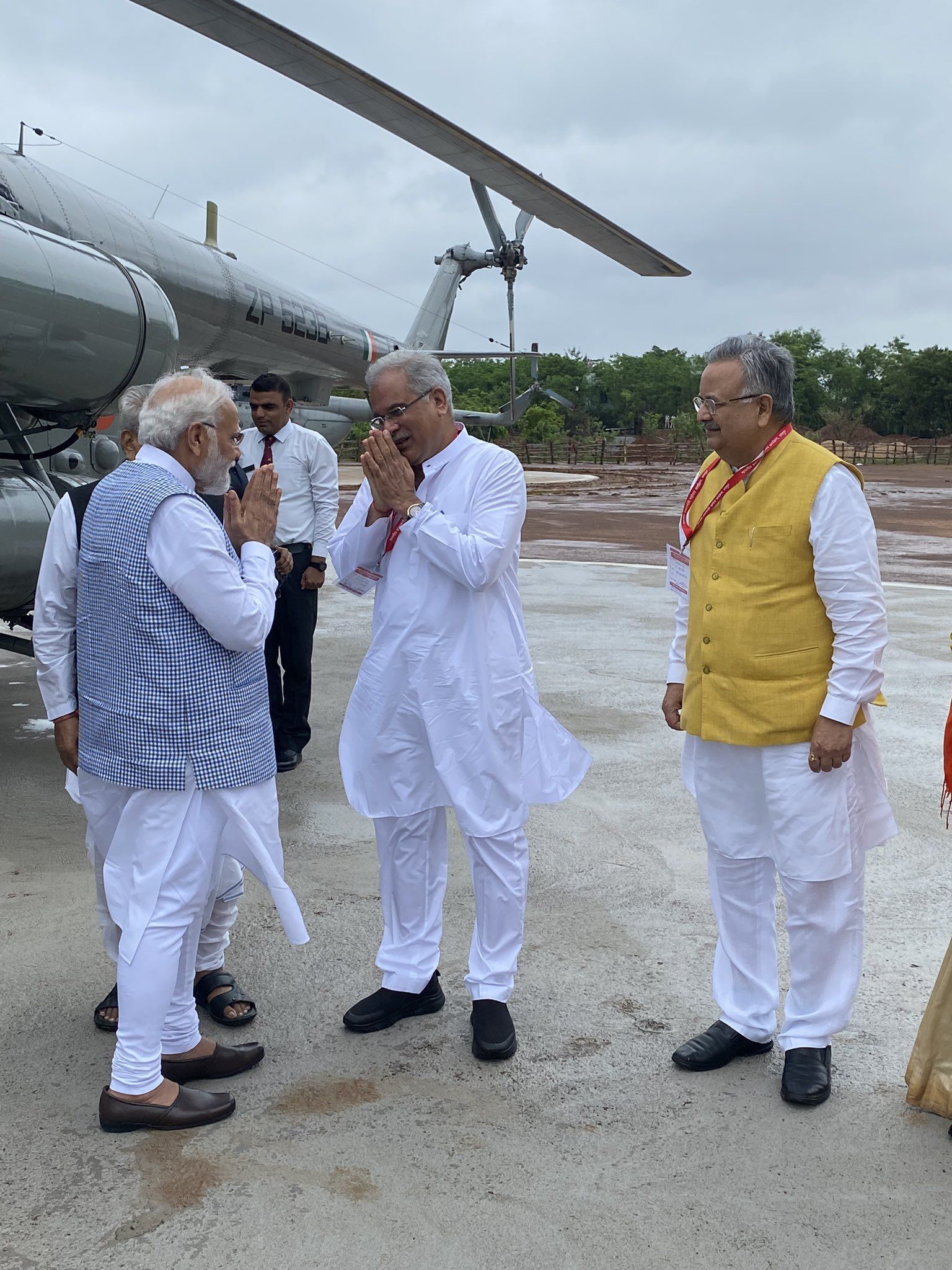 PM Narendra Modi Visit in Chhattisgarh: फोटो- देखिए किस अंदाज में सीएम भूपेश ने किया पीएम मोदी का स्‍वागत