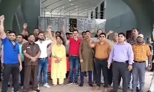 हड़ताल ब्रेकिंग न्यूज़: नवा रायपुर में परसा सन्नाटा, महानदी और इंद्रवती भवन के सामने जंगी प्रदर्शन, देखें वीडियो