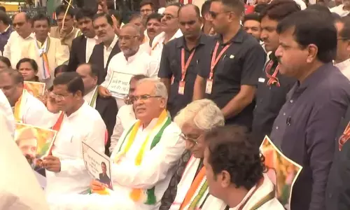 अंबेडकर प्रतिमा के सामने अचानक कांग्रेसियों के साथ धरना पर बैठ गए सीएम भूपेश, पीसीसी ने रद्द किया पूरा कार्यक्रम, जानिए क्‍या है मामला