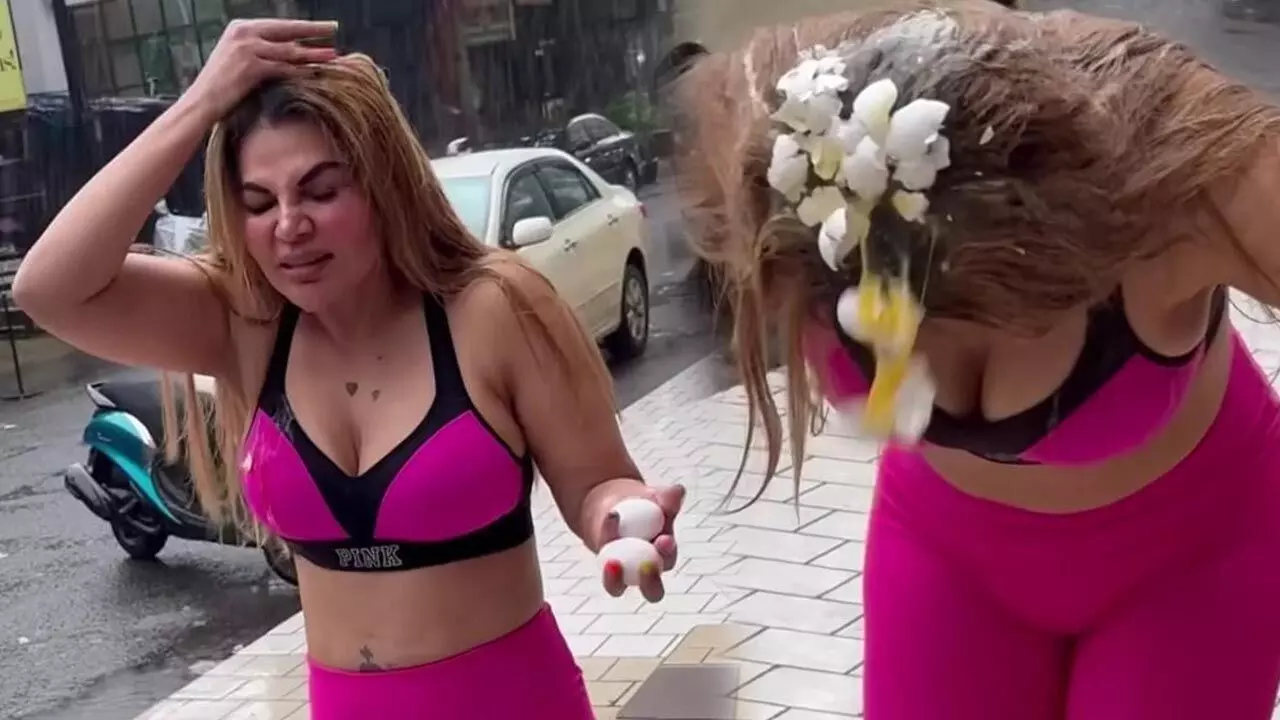 Rakhi Sawant Video: लो भाई, फिर राखी सावंत की नई नौटंकी, बारिश में भीगते हुए सिर पर फोड़े अंडे, और बोलीं- बाबा, फक्कड़ बाबा... Rakhi Sawant Video: लो भाई, फिर राखी सावंत की नई नौटंकी, बारिश में भीगते हुए सिर पर फोड़े अंडे, और बोलीं- बाबा, फक्कड़ बाबा...
