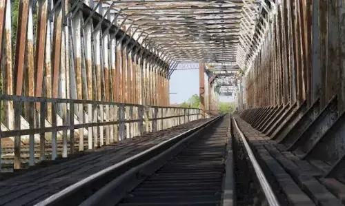 Mumbai News: मुंबई के मलाड में चोरी हो गया 6000 किलो वजनी लोहे का पुल, अडानी का था चोरी हुआ पुल