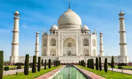 Agra Tajmahal: ताजमहल देखने गया था परिवार, फिर हुआ कुछ ऐसा...