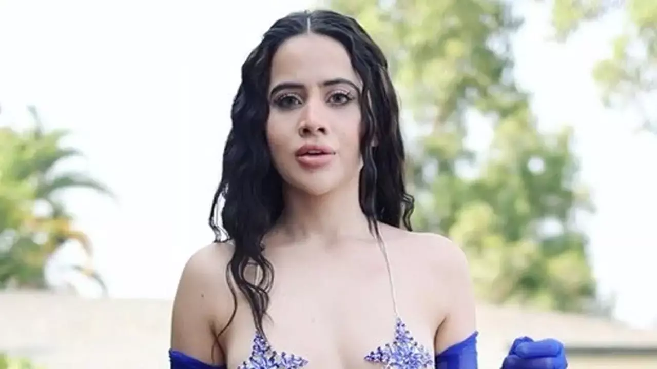 Urfi Javed Video: OMG! ये क्या, कैमरे के सामने उर्फी ने फेंका शर्म का चोला, VIDEO देख ट्रोल्स बोले, देखने को कुछ बचा है अब...