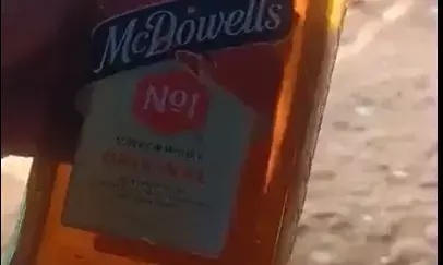 Video: शराब की बोतल में कीड़ा: भाजपा का सरकार पर हमला, कांग्रेस ने पूछा किस दुकान से खरीदा