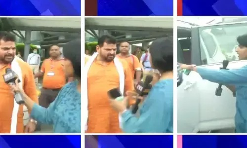 Brij Bhushan Singh News: यौन शोषण के आरोपी BJP सांसद ने महिला रिपोर्टर से की बदसलूकी, कार के गेट से माइक तोड़ा, देखें वीडियो