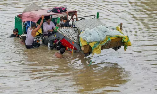 Delhi Floods News: दिल्ली में बाढ़ से हालात बेकाबू, कई इलाकों में घुसा पानी, रौद्र रूप में यमुना