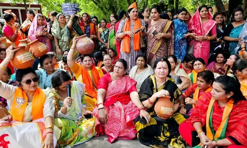 देखें वीडियो: राजधानी में पुलिस से क्‍यों भीड़ गईं भाजपा की महिलाएं, बीच सड़क पर जमकर हुई झूमाझटकी