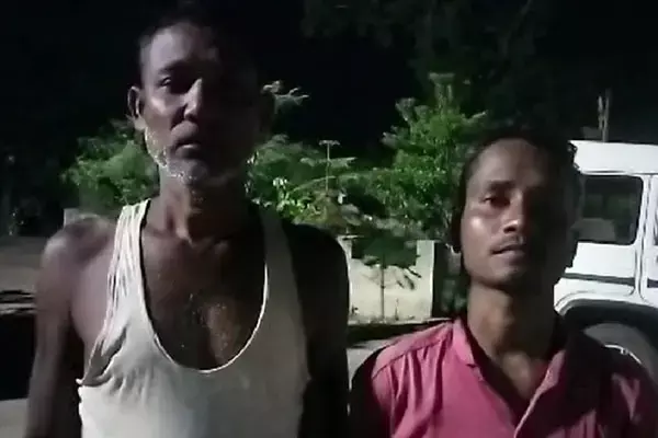 इंसानी मास खाते दो पकड़ाए, चिता से शव निकाल कर खाने का ग्रामीणों ने लगाया आरोप...जाने पूरा मामला