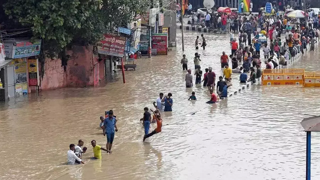 Mausam Ka Haal, 15 July 2023: बाढ़ से तबाही! दिल्ली, हिमाचल समेत इन राज्यों में होगी बारिश, अलर्ट जारी, जानें मौसम का हाल