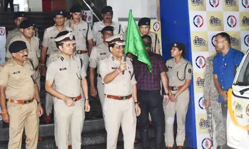 Photo: लोगो को नशे से मुक्ति दिलाने ‘हैलो जिन्दगी... IG ने झंडी दिखाकर किया शुभारंभ...