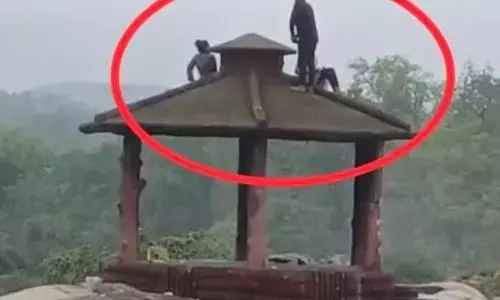 CG-पिकनिक मनाने आए युवक और युवतियां उफनते जलप्रपात के बीच फंसे, SDRF ने चलाया रेस्क्यू ऑपरेशन