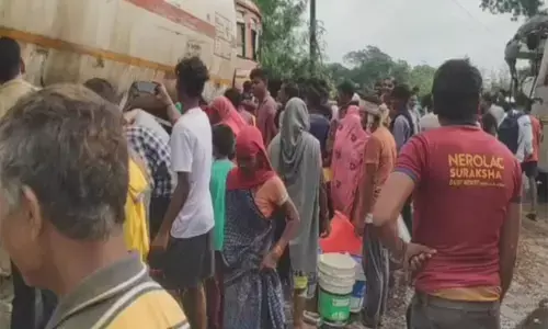 CG डीजल लूट: बाल्टी-डिब्बा भर-भरकर भागे लोग, यात्री बस और डीजल टैंकर की टक्कर के बाद टैंक फटा