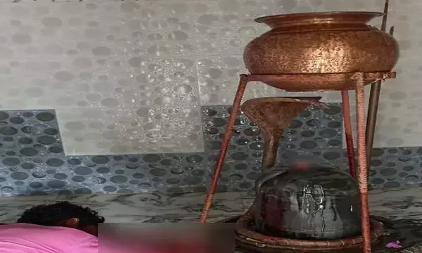 छत्तीसगढ़ में युवक ने जीभ काटकर शिवलिंग पर चढ़ाई, मंदिर में लोगों की लगी भीड़, बड़ा भाई भी चढ़ा चुका है जीभ....