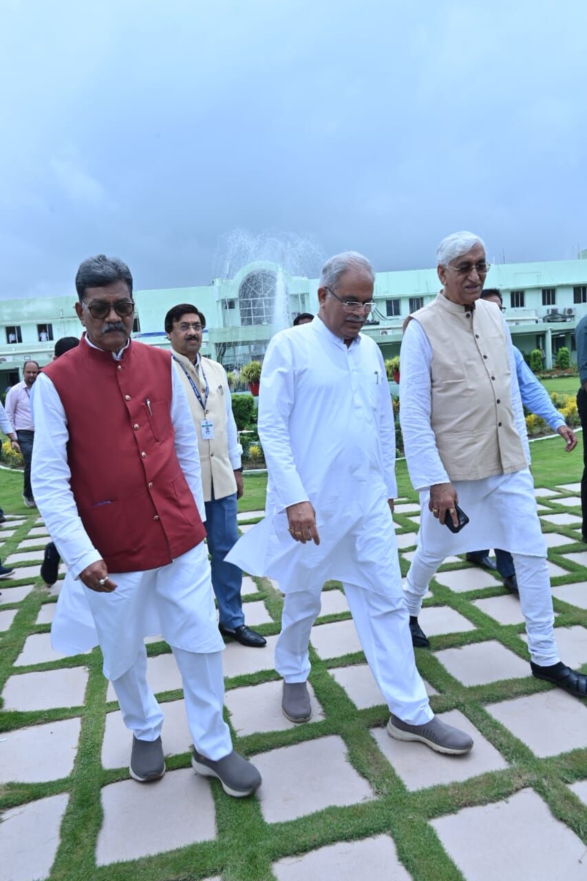 : विधानसभा के मानसून सत्र के प्रथम दिन विधानसभा अध्यक्ष डॉ.चरणदास महंत,  मुख्यमंत्री  भूपेश बघेल  और उप मुख्यमंत्री टी एस सिंहदेव कार्य समिति की बैठक में भाग लेने विधानसभा परिसर स्थित समित कक्ष की ओर जाते हुए