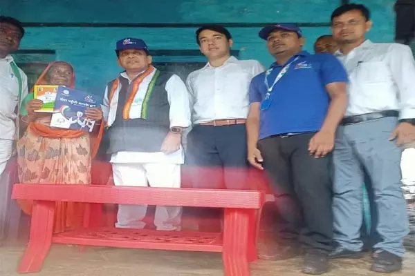 हितग्राही के घर मितान बनकर पहुंचे मंत्री डहरिया, बरसते पानी में जाकर सौंपा राशन कार्ड