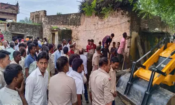 UP News: मकान का लेंटर गिरने से पति पत्नी और दो बच्चों की मौत, पांच घायल, पुलिस जांच में जुटी...