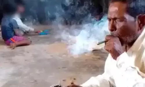 छत्तीसगढ़ में गंजेड़ी हेडमास्टर: क्लासरूम में बच्चों के सामने ही प्रधानपाठक फूंकने लगा गांजा, वीडियो जमकर वायरल