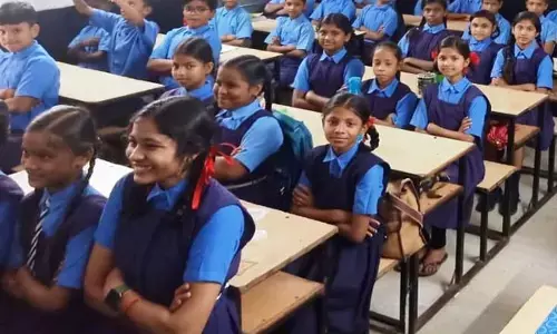 CG News: बच्चों के यूनिफार्म में जब शिक्षिका पहुंची स्कूल, छत्तीसगढ़ की शिक्षिका का अभिनव प्रयोग