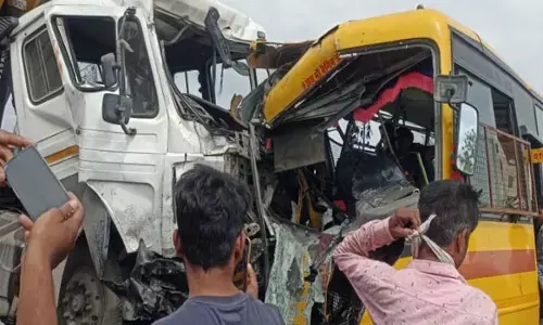 CG स्कूल बस को ट्रक ने मारी टक्कर: बस में थे 30 बच्चे, 5 बच्चों को बेहतर उपचार के लिए रेफर, कलेक्टर-एसपी पहुंचे अस्पताल...