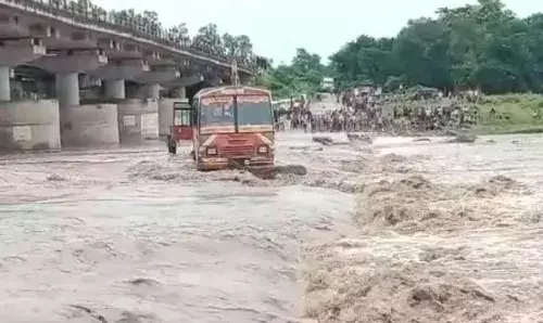 UP Weather Update: यूपी में 40 यात्रियों से भरी बस फंसी, रेस्क्यू टीमें बचाव कार्य में जुटी