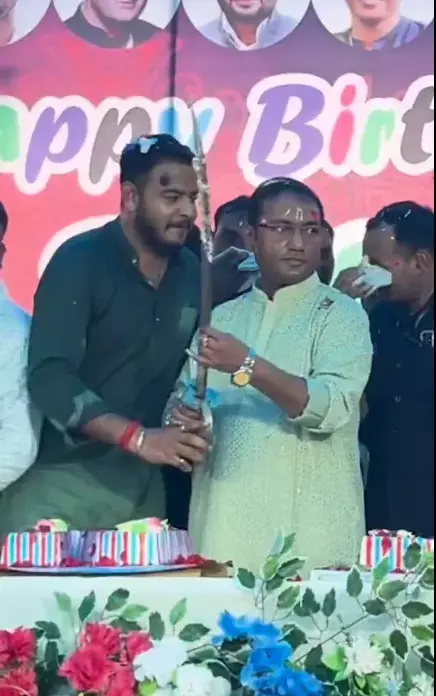 CG मंत्री का बर्थडे सेलिब्रेशन Video: छत्तीसगढ़ के मंत्री ने तलवार से काटा बर्थडे केक, ट्वीटर पर वीडियो भी किया शेयर