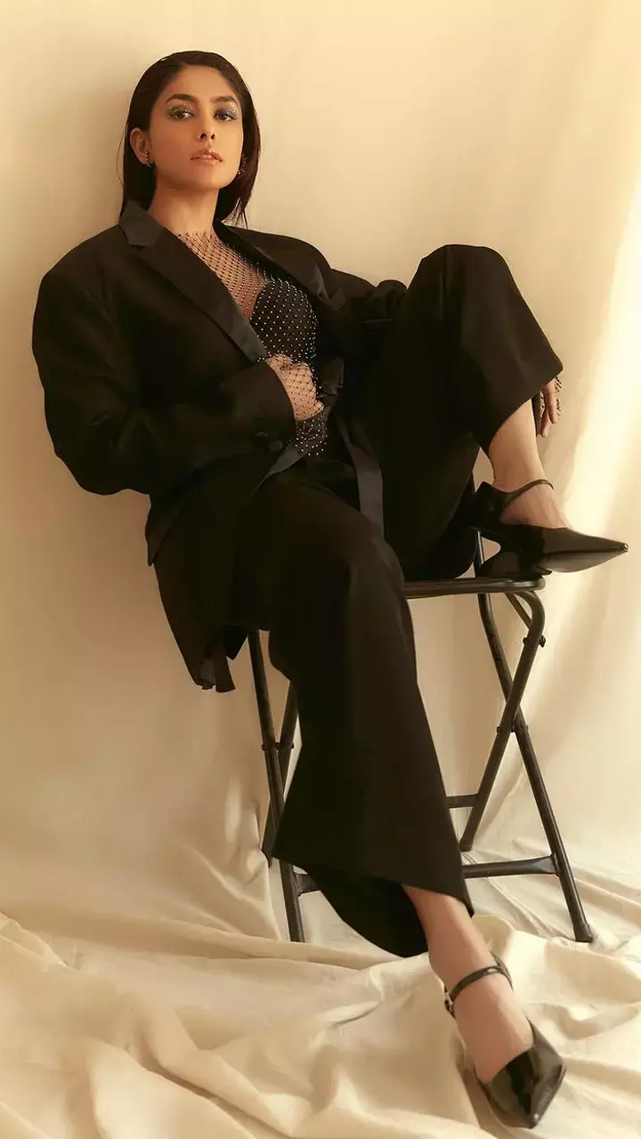 Mrinal Thakur ने कोट पैंट में कराया किलर फोटोशूट, बोल्ड लुक देख फैंस की अटकी निगाहें...