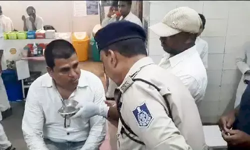 MP News: पुलिस को देख 5000 रुपये चबा गया पटवारी, अस्पताल में हुआ भर्ती,  वीडियो देख कर उड़ जायेंगे आप के होश