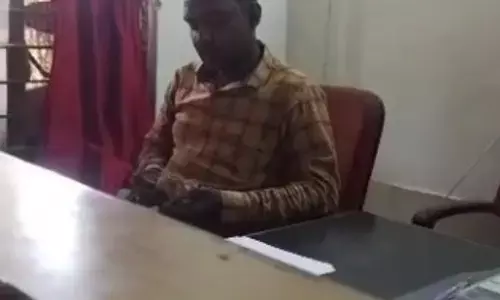 Bilaspur News: तहसील दफ्तर के स्टेनो ने ली रिश्वत, Video वायरल, जांच के बाद  सस्पेंड...