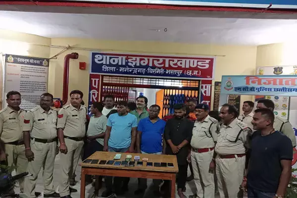 Manendragarh News: महिला ने सजाया था जुए का फड़ और एल्डरमैन लगा रहे थे दांव, पढ़िए फिर पुलिस ने क्या किया...