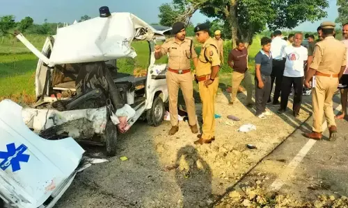 Unnao News: 3 बेटियों के साथ पति का शव एंबुलेंस से घर ले जा रही थी पत्नी, मां समेत तीन बेटियों की दर्दनाक मौत
