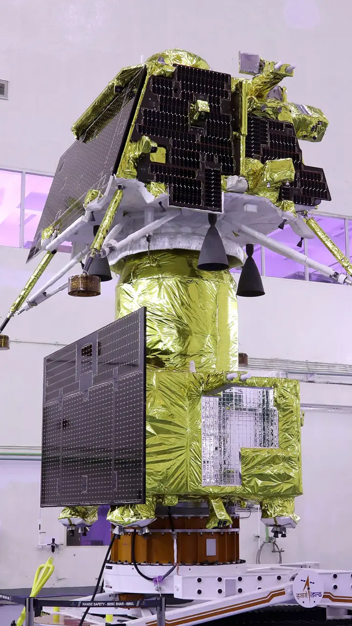 Chandrayaan 3: आखिर पृथ्वी के चक्कर काटते हुए क्यों चंद्रमा तक पहुंचता है चंद्रयान, सीधे क्यों नहीं करता सफर?...