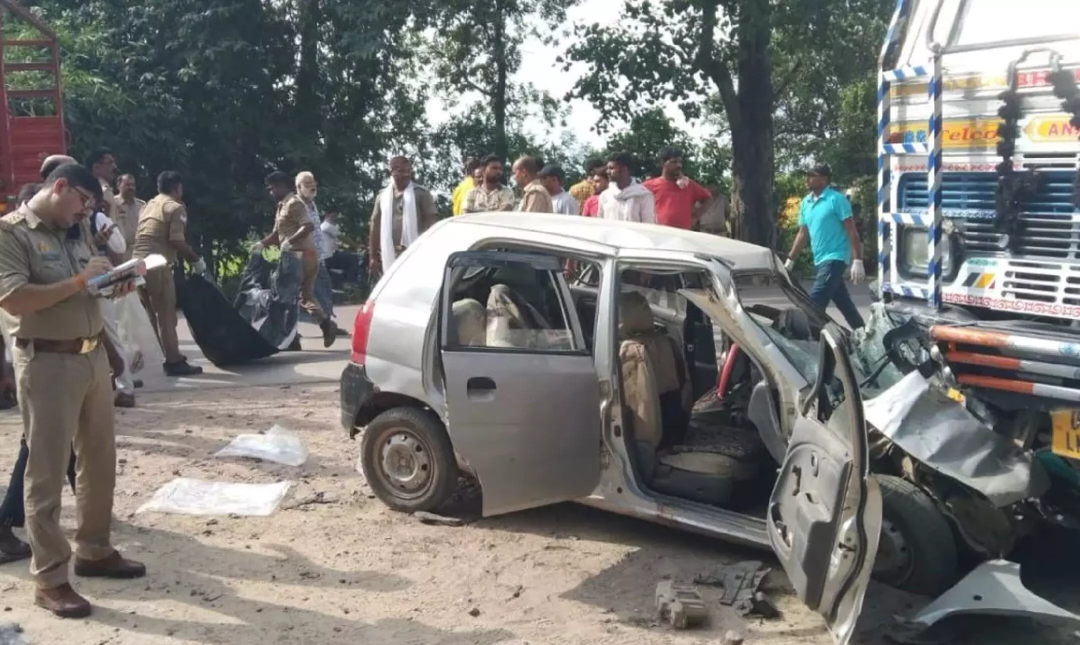 Fatehpur Road Accident: फतेहपुर में दर्दनाक हादसा, अंतिम संस्कार में जा रहे कार को मारी टक्कर, सभी 5 लोगों की दर्दनाक मौत Fatehpur Road Accident: फतेहपुर में दर्दनाक हादसा, अंतिम संस्कार में जा रहे कार को मारी टक्कर, सभी 5 लोगों की दर्दनाक मौत