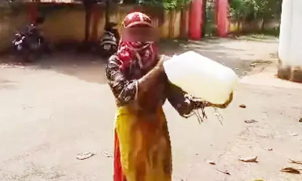 CG- SP ऑफिस में रेप पीड़िता ने की आत्मदाह की कोशिश, पुलिस पर कार्रवाई नहीं करने का आरोप...खुद पर पेट्रोल छिड़ककर लगा रही थी आग....