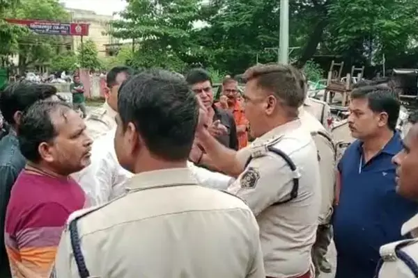 Bilaspur News: थाने में टीआई के सामने भाजपा-कांग्रेस के कार्यकर्ता भिड़े, जमकर झूमाझटकी और हंगामा...
