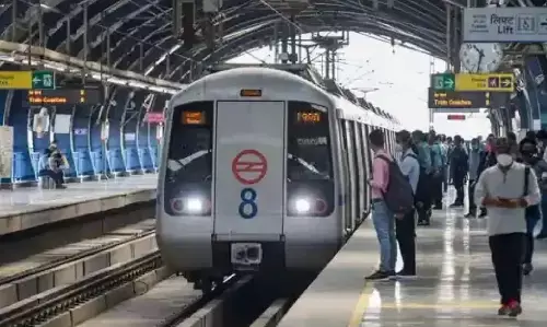 Delhi News: दिल्ली के नजफगढ़ मेट्रो स्टेशन पर युवक ने ट्रेन के आगे लगाई छलांग, देखते ही हो गई मौत, देखें वीडियो